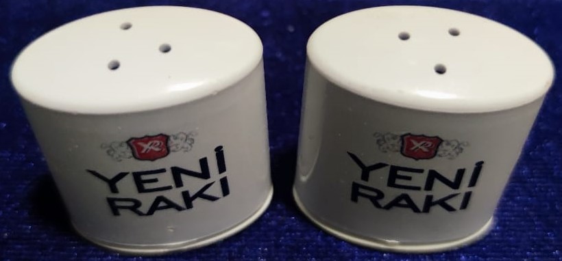 YENİ RAKI İKİZ FORMUNDA MİKA MASA ÜZERİ TUZLUK VE KARABİBERLİK DOLDURULABİLİNİR MODELDİR