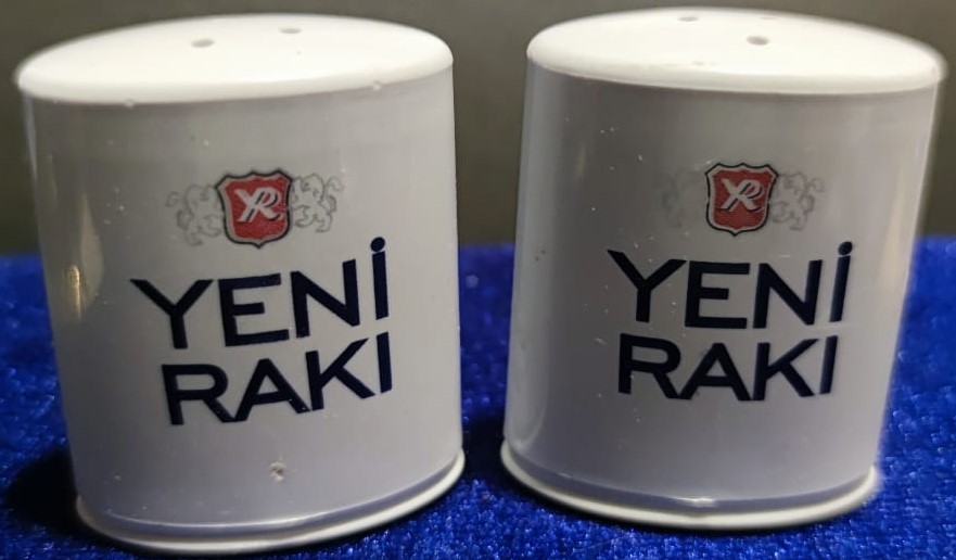 YENİ RAKI İKİZ FORMUNDA MİKA MASA ÜZERİ TUZLUK VE KARABİBERLİK DOLDURULABİLİNİR MODELDİR