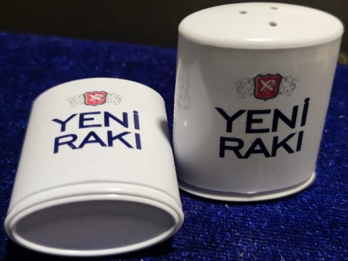 YENİ RAKI İKİZ FORMUNDA MİKA MASA ÜZERİ TUZLUK VE KARABİBERLİK DOLDURULABİLİNİR MODELDİR