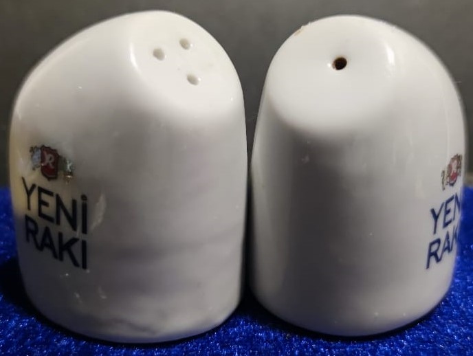 YENİ RAKI İKİZ FORMUNDA PORSELEN MASA ÜZERİ TUZLUK VE KARABİBERLİK DOLDURULABİLİNİR MODELDİR