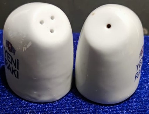 YENİ RAKI İKİZ FORMUNDA PORSELEN MASA ÜZERİ TUZLUK VE KARABİBERLİK DOLDURULABİLİNİR MODELDİR