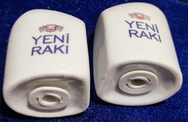 YENİ RAKI İKİZ FORMUNDA PORSELEN MASA ÜZERİ TUZLUK VE KARABİBERLİK DOLDURULABİLİNİR MODELDİR