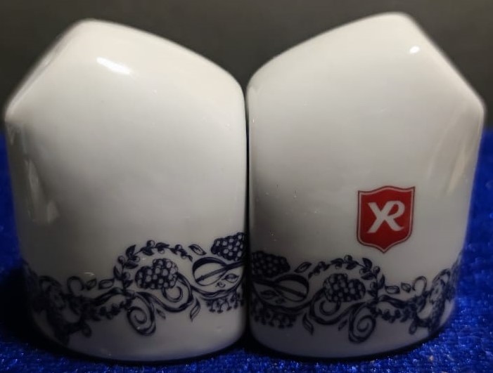 YENİ RAKI İKİZ FORMUNDA PORSELEN MASA ÜZERİ TUZLUK VE KARABİBERLİK DOLDURULABİLİNİR MODELDİR