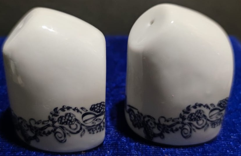 YENİ RAKI İKİZ FORMUNDA PORSELEN MASA ÜZERİ TUZLUK VE KARABİBERLİK DOLDURULABİLİNİR MODELDİR