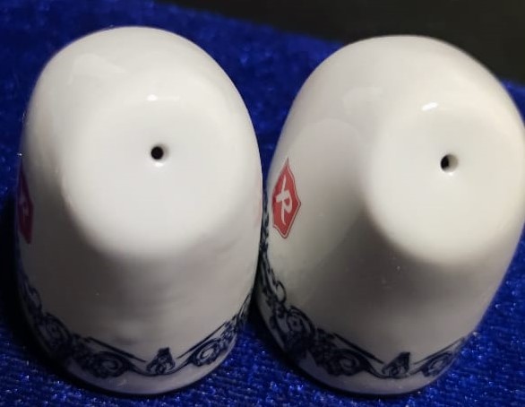 YENİ RAKI İKİZ FORMUNDA PORSELEN MASA ÜZERİ TUZLUK VE KARABİBERLİK DOLDURULABİLİNİR MODELDİR