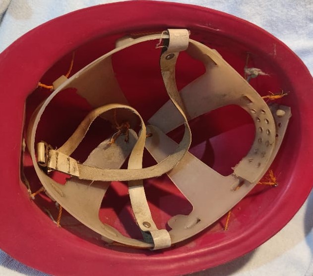 ENDUSTRİYEL İŞCİ BARET CALIŞMA KORUYUCU  ŞAPKA KIRMIZI SERT PLASTİKDEN BOYUN BAGLAMA KAYIŞLI