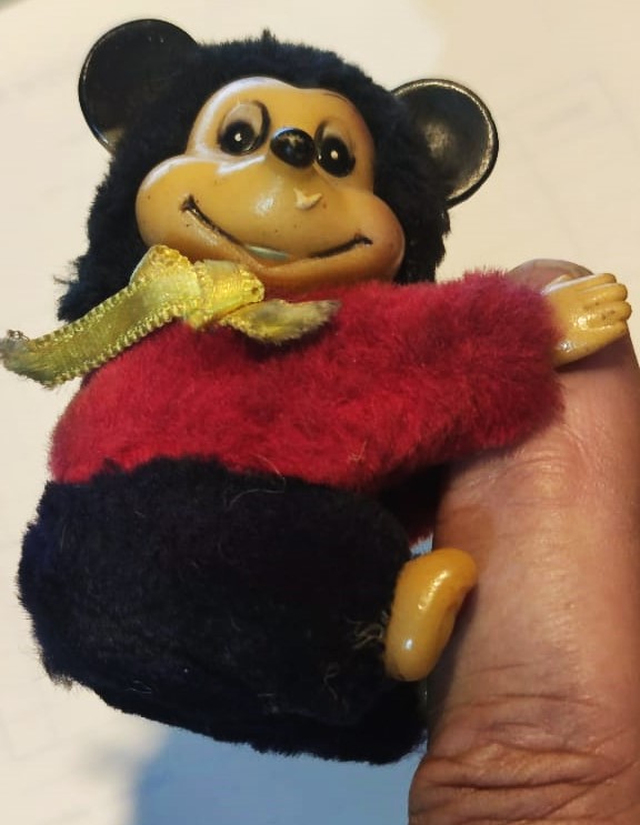 PARMAK   DISNEY MICKEY MOUSE ELLERİ MANDAL GİBİ PARMAK KAVRAYAN  BAŞI HAREKETLİ KIRMIZI SİYAH PELUŞ ELBİSELİ 