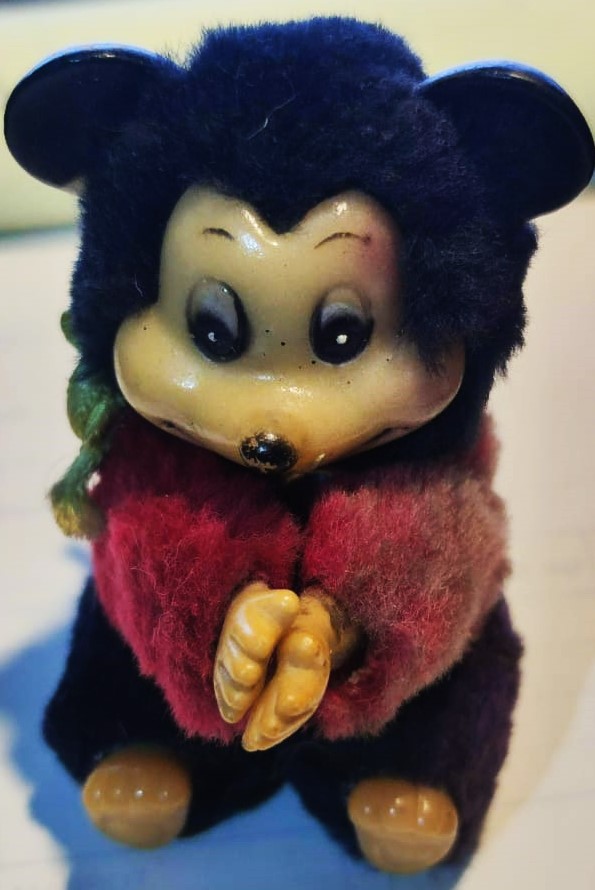 PARMAK   DISNEY MICKEY MOUSE ELLERİ MANDAL GİBİ PARMAK KAVRAYAN  BAŞI HAREKETLİ KIRMIZI SİYAH PELUŞ ELBİSELİ 