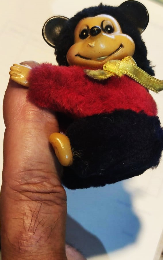 PARMAK   DISNEY MICKEY MOUSE ELLERİ MANDAL GİBİ PARMAK KAVRAYAN  BAŞI HAREKETLİ KIRMIZI SİYAH PELUŞ ELBİSELİ 