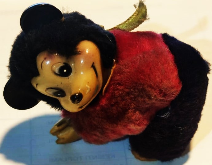 PARMAK   DISNEY MICKEY MOUSE ELLERİ MANDAL GİBİ PARMAK KAVRAYAN  BAŞI HAREKETLİ KIRMIZI SİYAH PELUŞ ELBİSELİ 