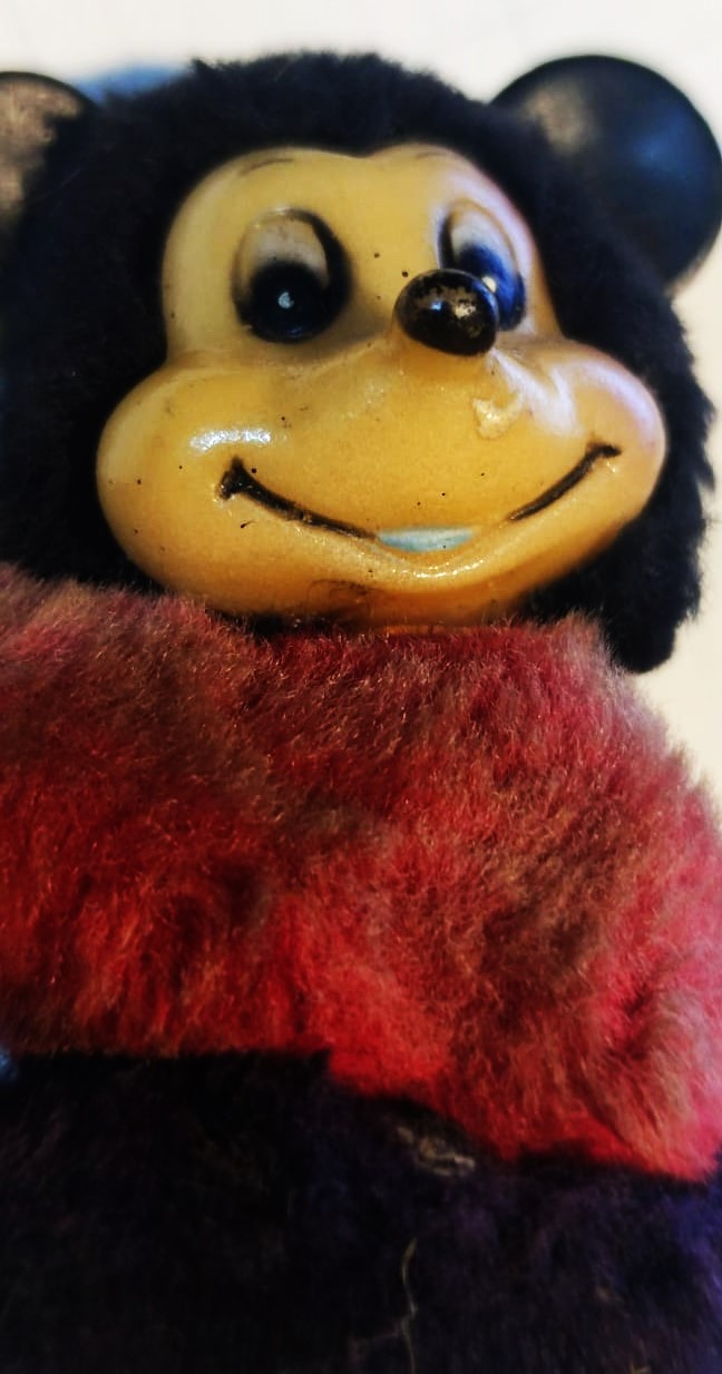 PARMAK   DISNEY MICKEY MOUSE ELLERİ MANDAL GİBİ PARMAK KAVRAYAN  BAŞI HAREKETLİ KIRMIZI SİYAH PELUŞ ELBİSELİ 