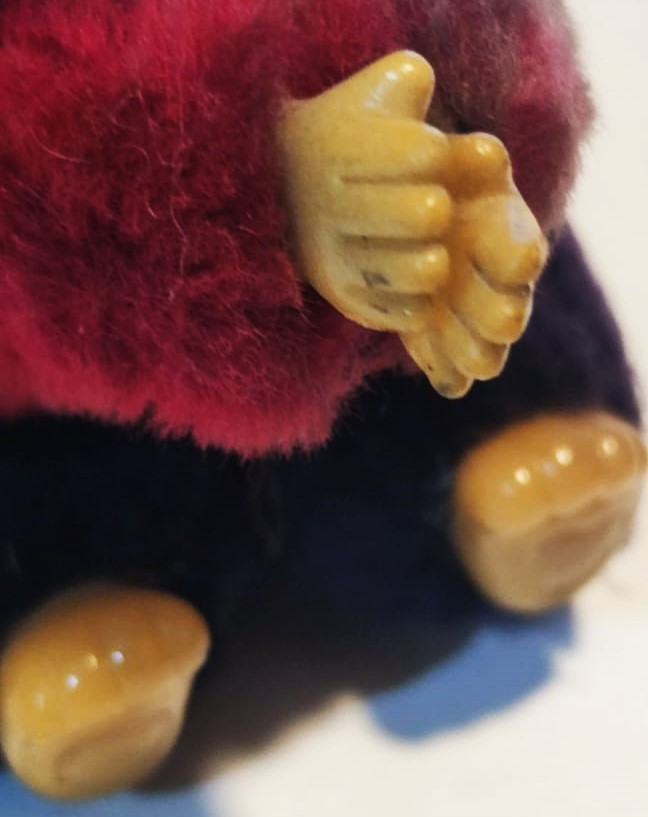 PARMAK   DISNEY MICKEY MOUSE ELLERİ MANDAL GİBİ PARMAK KAVRAYAN  BAŞI HAREKETLİ KIRMIZI SİYAH PELUŞ ELBİSELİ 