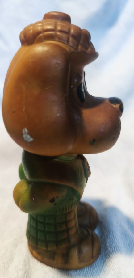 1970 SSCB KAUCUK ET OYUNCAK BEKCİ POLİS DEDEKTİF ELBİSELİ KÖPEK ALTI  SERİ NUMARALI  SIKINCA ÖTEN MODEL