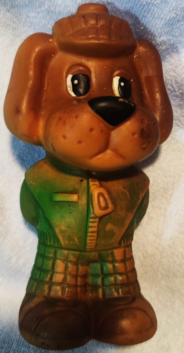 1970 SSCB KAUCUK ET OYUNCAK BEKCİ POLİS DEDEKTİF ELBİSELİ KÖPEK ALTI  SERİ NUMARALI  SIKINCA ÖTEN MODEL