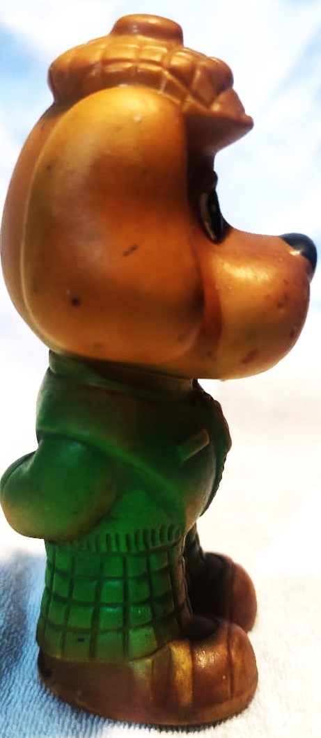 1970 SSCB KAUCUK ET OYUNCAK BEKCİ POLİS DEDEKTİF ELBİSELİ KÖPEK ALTI  SERİ NUMARALI  SIKINCA ÖTEN MODEL