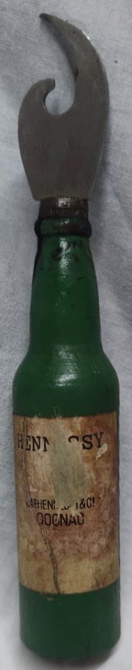 1930 BLACK & WHITE VİSKİ VE KONYAK  ŞİŞESİ FORMUNDA MANTAR ŞARAP AÇACAĞI TİRBÜŞON VE KONSERVE ŞİŞE ACACAGI YEŞİL VE SİYAH AHŞAPDAN 