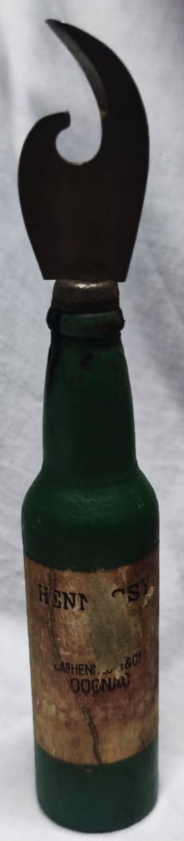 1930 BLACK & WHITE VİSKİ VE KONYAK  ŞİŞESİ FORMUNDA MANTAR ŞARAP AÇACAĞI TİRBÜŞON VE KONSERVE ŞİŞE ACACAGI YEŞİL VE SİYAH AHŞAPDAN 