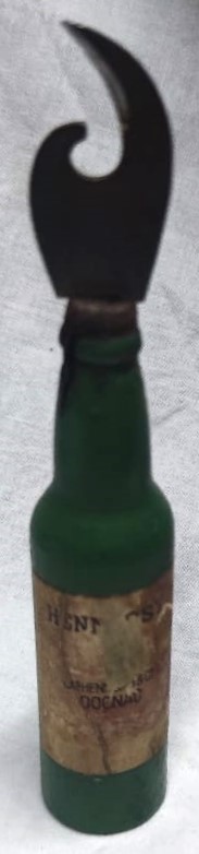 1930 BLACK & WHITE VİSKİ VE KONYAK  ŞİŞESİ FORMUNDA MANTAR ŞARAP AÇACAĞI TİRBÜŞON VE KONSERVE ŞİŞE ACACAGI YEŞİL VE SİYAH AHŞAPDAN 