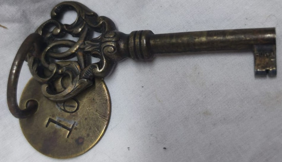 1950 TCDD ESKİŞEHİR FABRİKASI CER ATÖLYESİ TAKIM MARKASI 160 NUMARALI ODA ANAHTARLIK UCU NADİR PİRİNC