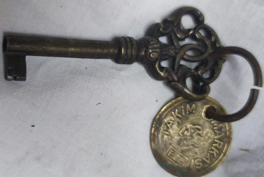 1950 TCDD ESKİŞEHİR FABRİKASI CER ATÖLYESİ TAKIM MARKASI 160 NUMARALI ODA ANAHTARLIK UCU NADİR PİRİNC