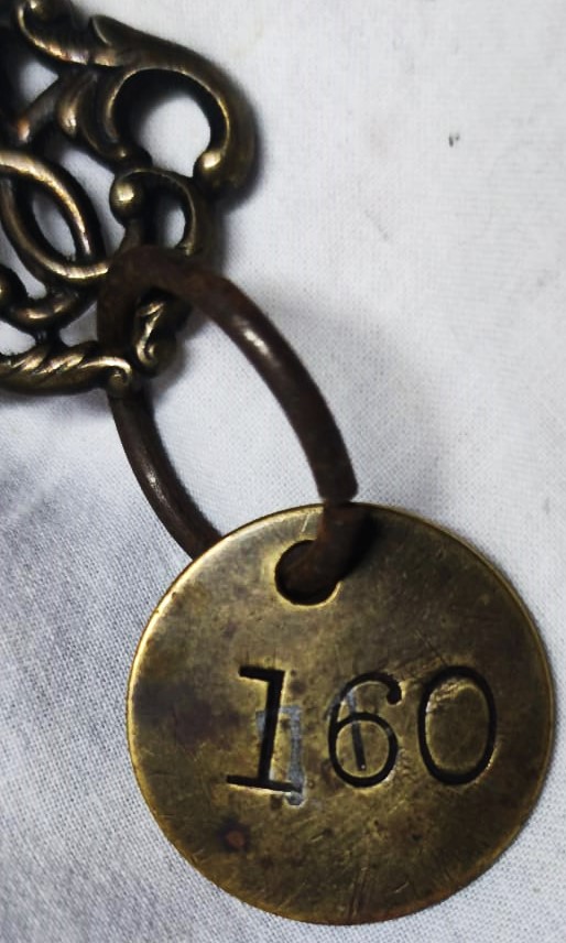 1950 TCDD ESKİŞEHİR FABRİKASI CER ATÖLYESİ TAKIM MARKASI 160 NUMARALI ODA ANAHTARLIK UCU NADİR PİRİNC