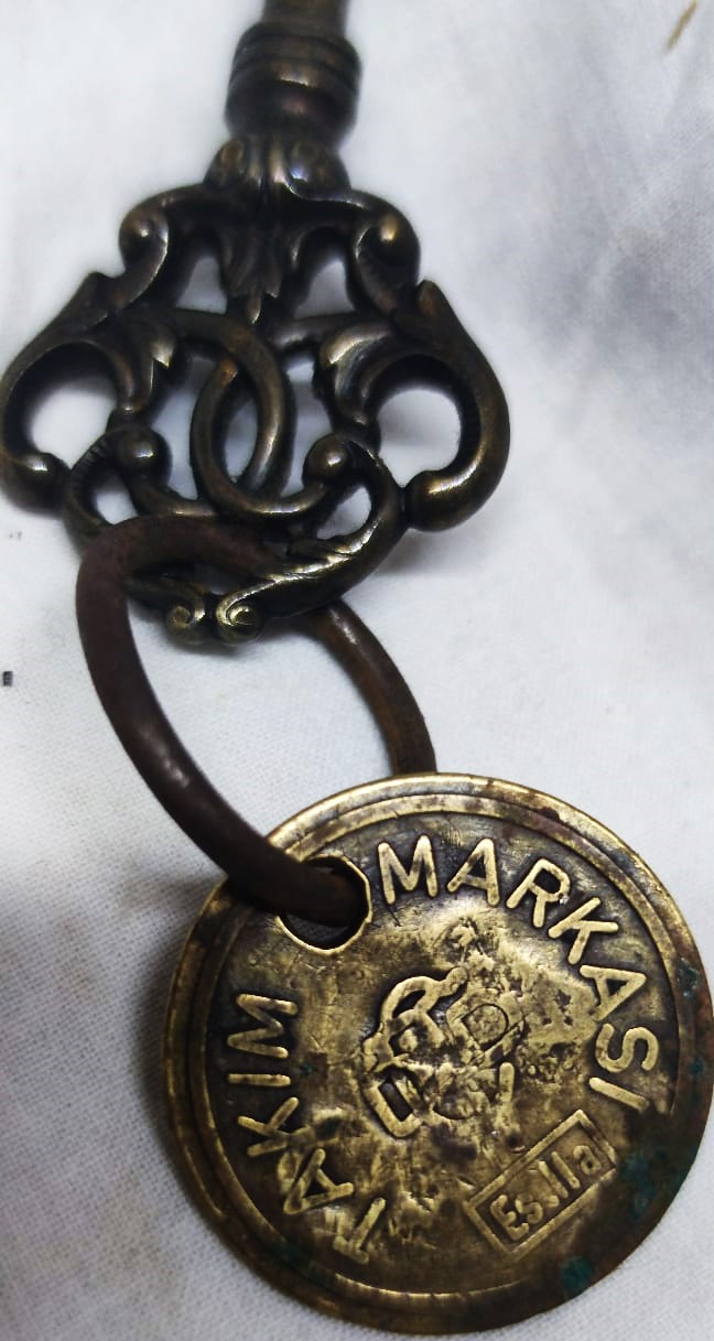 1950 TCDD ESKİŞEHİR FABRİKASI CER ATÖLYESİ TAKIM MARKASI 160 NUMARALI ODA ANAHTARLIK UCU NADİR PİRİNC