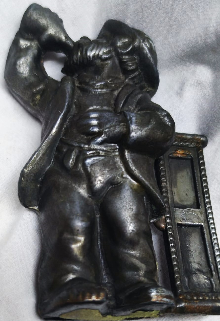 SİSEYİ KAFAYA DİKEREK İCEN ADAM ŞARAPCI BİBLO METAL YAPIM ZİN KURSUN KARIŞIMI 