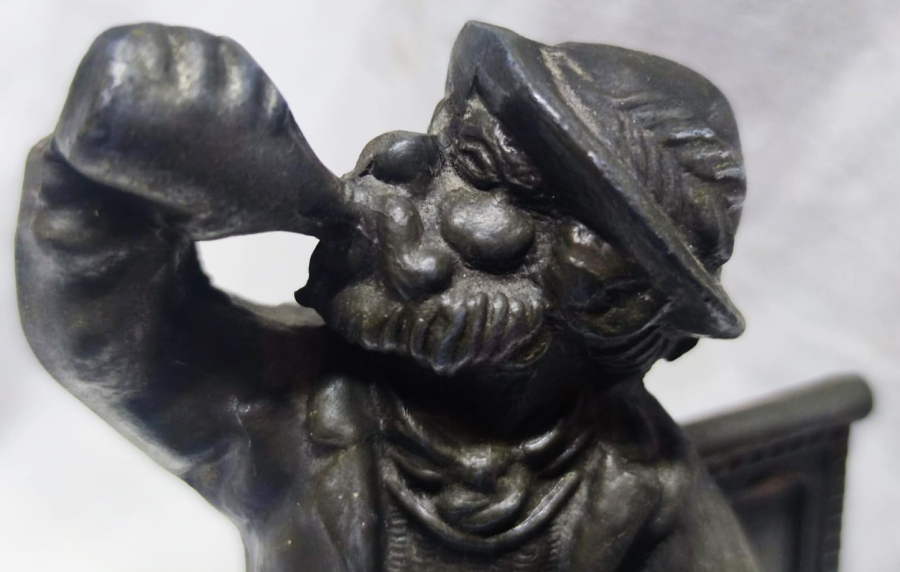 SİSEYİ KAFAYA DİKEREK İCEN ADAM ŞARAPCI BİBLO METAL YAPIM ZİN KURSUN KARIŞIMI 