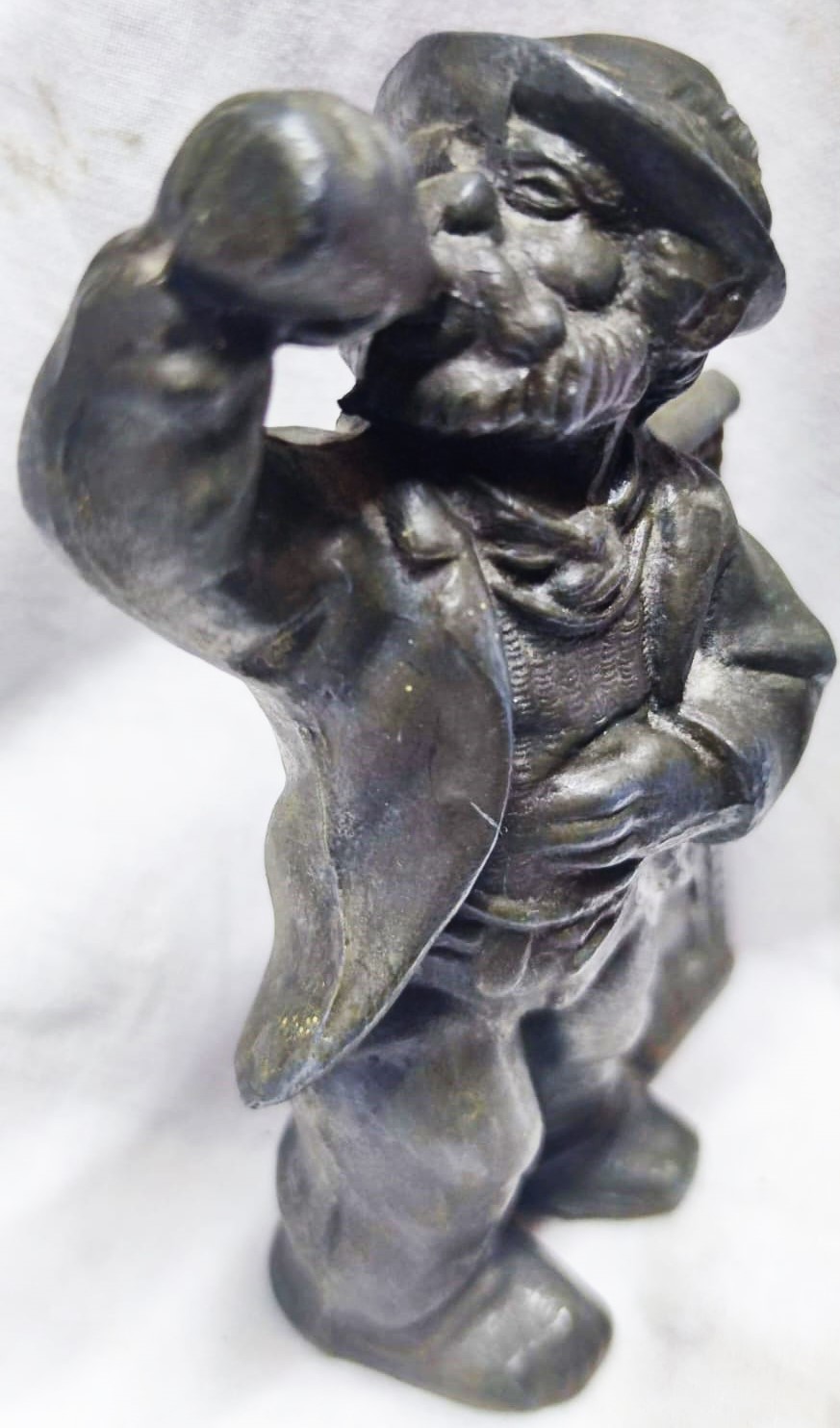 SİSEYİ KAFAYA DİKEREK İCEN ADAM ŞARAPCI BİBLO METAL YAPIM ZİN KURSUN KARIŞIMI 