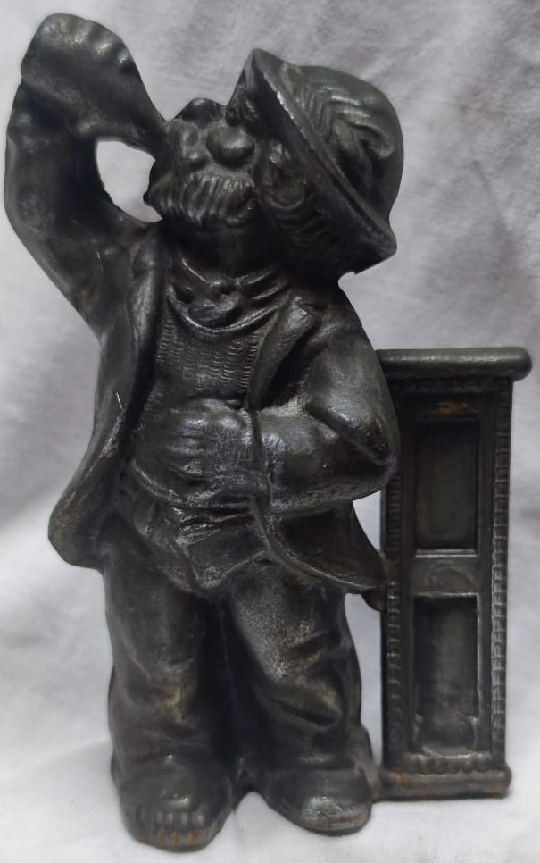 SİSEYİ KAFAYA DİKEREK İCEN ADAM ŞARAPCI BİBLO METAL YAPIM ZİN KURSUN KARIŞIMI 