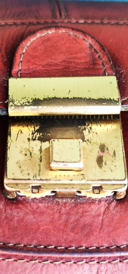 1980 PORTFÖY ELDE TAŞINAN ERKEK CANTA TAMAMI DERİ COK GÖZLÜ FERMUARLI EKSİKSİZ SORUNSUZ