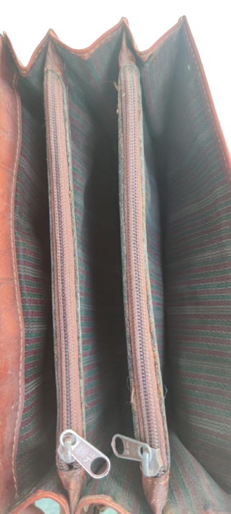 1980 PORTFÖY ELDE TAŞINAN ERKEK CANTA TAMAMI DERİ COK GÖZLÜ FERMUARLI EKSİKSİZ SORUNSUZ