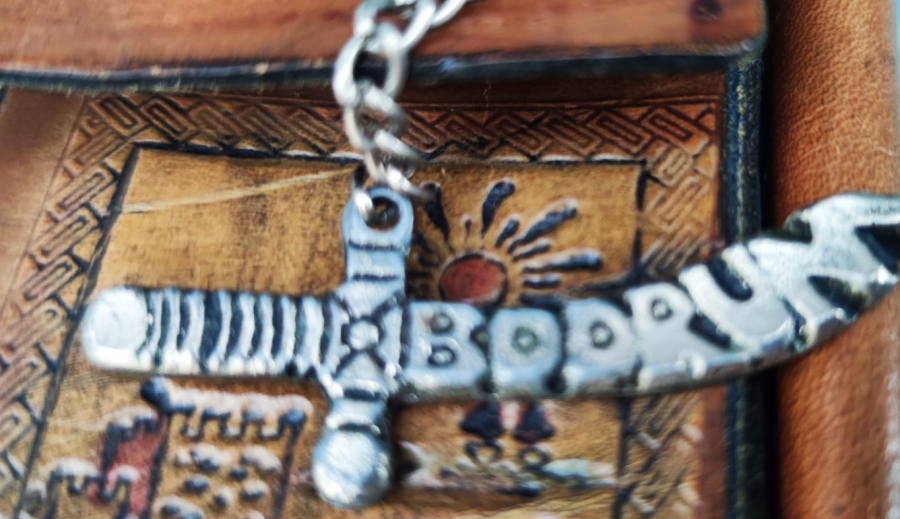 1980 KÖSELE EL DİKİŞLİ ÜZERİNDE BODRUM GUNEŞİ VE KALESİ OLAN SIGARALIK VE CAKMAKLIK KAPAK MANDALI HZ ALİNİN KILICIYLA  KAPANIR