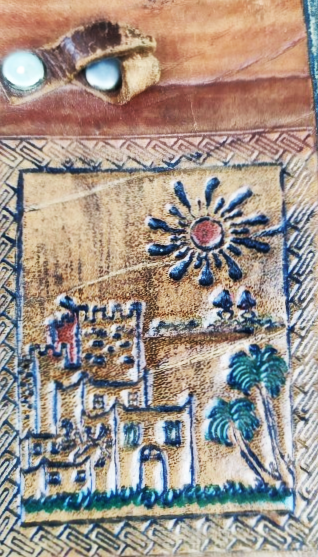 1980 KÖSELE EL DİKİŞLİ ÜZERİNDE BODRUM GUNEŞİ VE KALESİ OLAN SIGARALIK VE CAKMAKLIK KAPAK MANDALI HZ ALİNİN KILICIYLA  KAPANIR