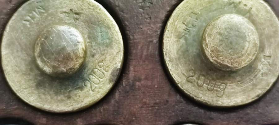 1930 AKTAR VE BAHARATCI TERAZİLERİNDE KULLANILAN SARI BRONZ TARTI GRAM AGIRLIKLAR ORJİNAL KUTUSUNDA  8 ADET DEGİŞİK AGIRLIKDA DİRHEM 