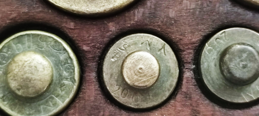 1930 AKTAR VE BAHARATCI TERAZİLERİNDE KULLANILAN SARI BRONZ TARTI GRAM AGIRLIKLAR ORJİNAL KUTUSUNDA  8 ADET DEGİŞİK AGIRLIKDA DİRHEM 