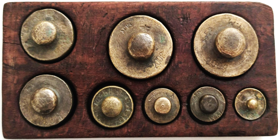 1930 AKTAR VE BAHARATCI TERAZİLERİNDE KULLANILAN SARI BRONZ TARTI GRAM AGIRLIKLAR ORJİNAL KUTUSUNDA  8 ADET DEGİŞİK AGIRLIKDA DİRHEM 