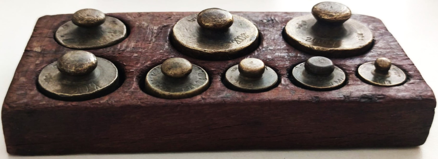 1930 AKTAR VE BAHARATCI TERAZİLERİNDE KULLANILAN SARI BRONZ TARTI GRAM AGIRLIKLAR ORJİNAL KUTUSUNDA  8 ADET DEGİŞİK AGIRLIKDA DİRHEM 