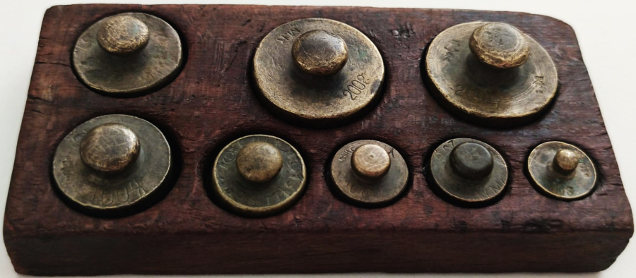 1930 AKTAR VE BAHARATCI TERAZİLERİNDE KULLANILAN SARI BRONZ TARTI GRAM AGIRLIKLAR ORJİNAL KUTUSUNDA  8 ADET DEGİŞİK AGIRLIKDA DİRHEM 