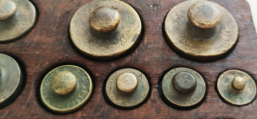 1930 AKTAR VE BAHARATCI TERAZİLERİNDE KULLANILAN SARI BRONZ TARTI GRAM AGIRLIKLAR ORJİNAL KUTUSUNDA  8 ADET DEGİŞİK AGIRLIKDA DİRHEM 