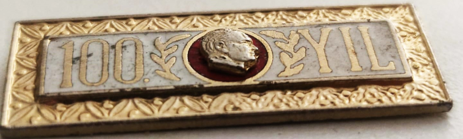 ATATURKUN DOGUMUNUN 100 YIL ANISINA YURT DIŞINDA YAPTIRILMIŞ ROZET SICAK MİNELİ DİKDÖRTGEN FORMDA