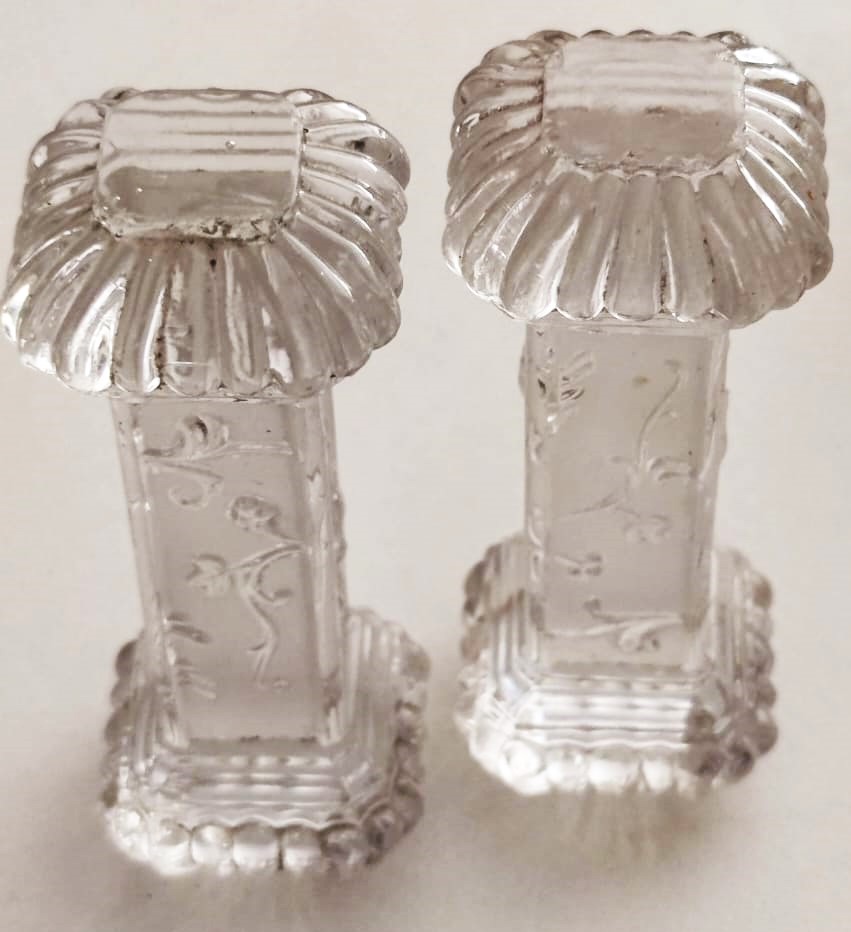 FRANSIZ VİKTORYA DÖNEMİ CRYSTAL İKİ ADET MASA UZERİ BICAK CATAL KASIK DAYAMA STANDI UZERİ KABARTMA İSLEME