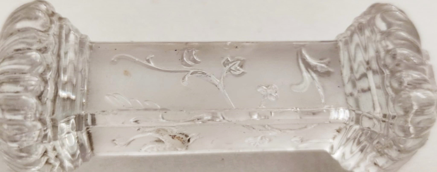 FRANSIZ VİKTORYA DÖNEMİ CRYSTAL İKİ ADET MASA UZERİ BICAK CATAL KASIK DAYAMA STANDI UZERİ KABARTMA İSLEME