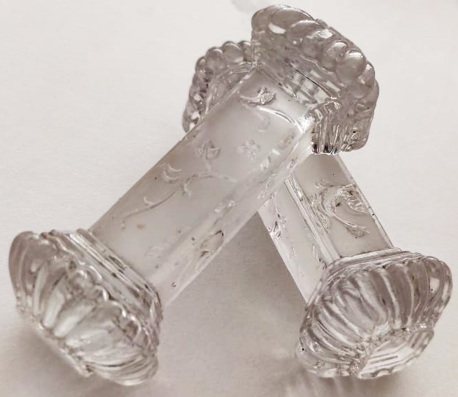 FRANSIZ VİKTORYA DÖNEMİ CRYSTAL İKİ ADET MASA UZERİ BICAK CATAL KASIK DAYAMA STANDI UZERİ KABARTMA İSLEME