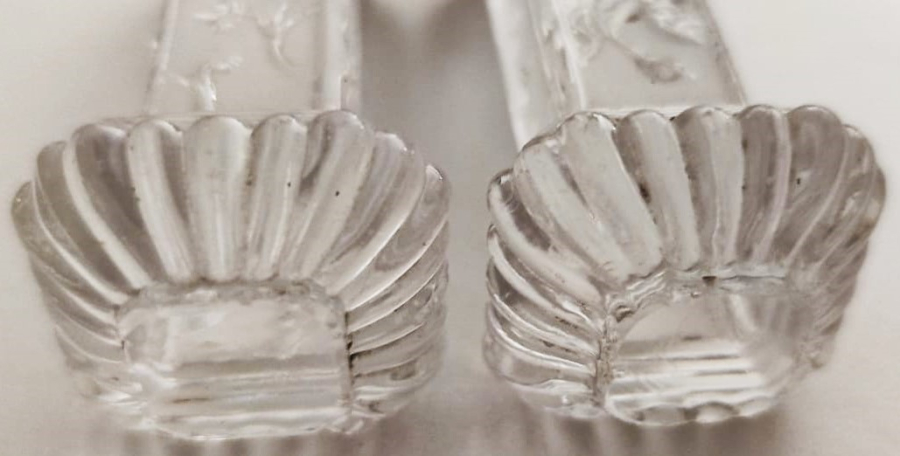 FRANSIZ VİKTORYA DÖNEMİ CRYSTAL İKİ ADET MASA UZERİ BICAK CATAL KASIK DAYAMA STANDI UZERİ KABARTMA İSLEME