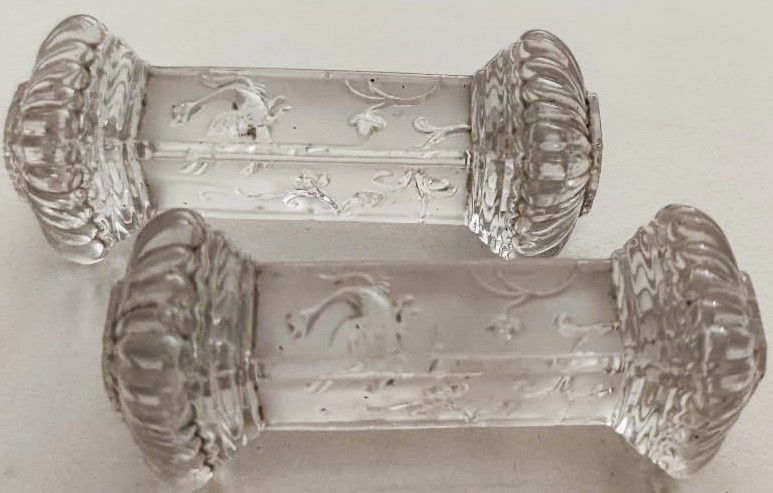 FRANSIZ VİKTORYA DÖNEMİ CRYSTAL İKİ ADET MASA UZERİ BICAK CATAL KASIK DAYAMA STANDI UZERİ KABARTMA İSLEME