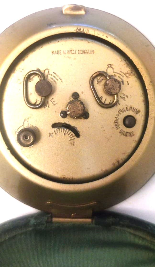 GOLDBUHL ALARM WEST GERMANY CLOCK  YUVARLAK FORMDA DERİ KUTUSUNDA KURMALI BASUCU SEYEHAT SAATİ