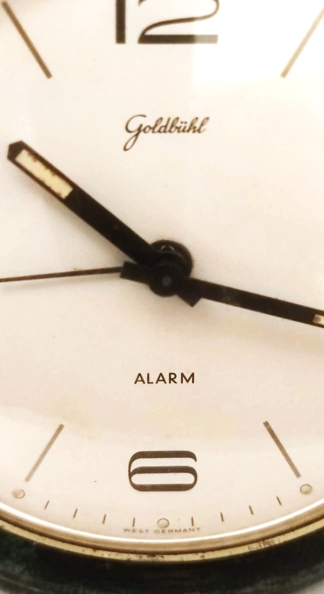 GOLDBUHL ALARM WEST GERMANY CLOCK  YUVARLAK FORMDA DERİ KUTUSUNDA KURMALI BASUCU SEYEHAT SAATİ