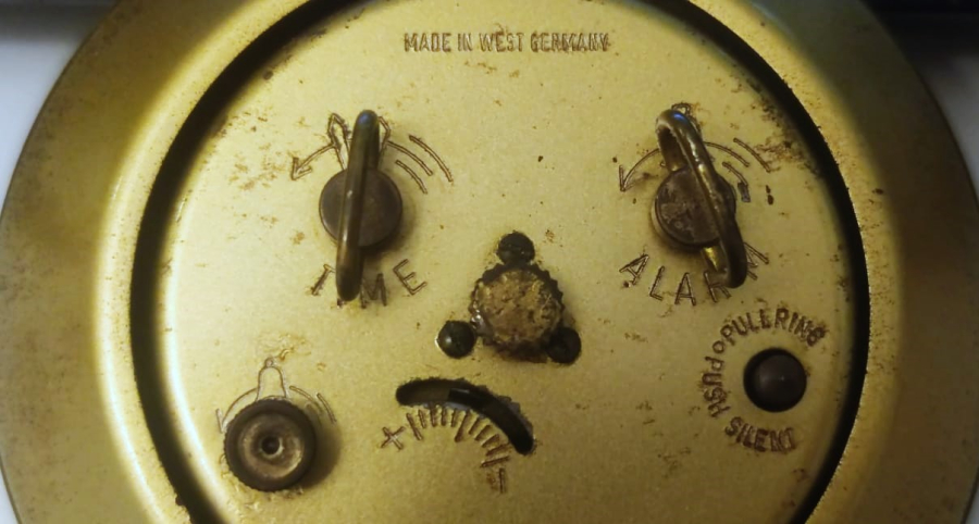 GOLDBUHL ALARM WEST GERMANY CLOCK  YUVARLAK FORMDA DERİ KUTUSUNDA KURMALI BASUCU SEYEHAT SAATİ