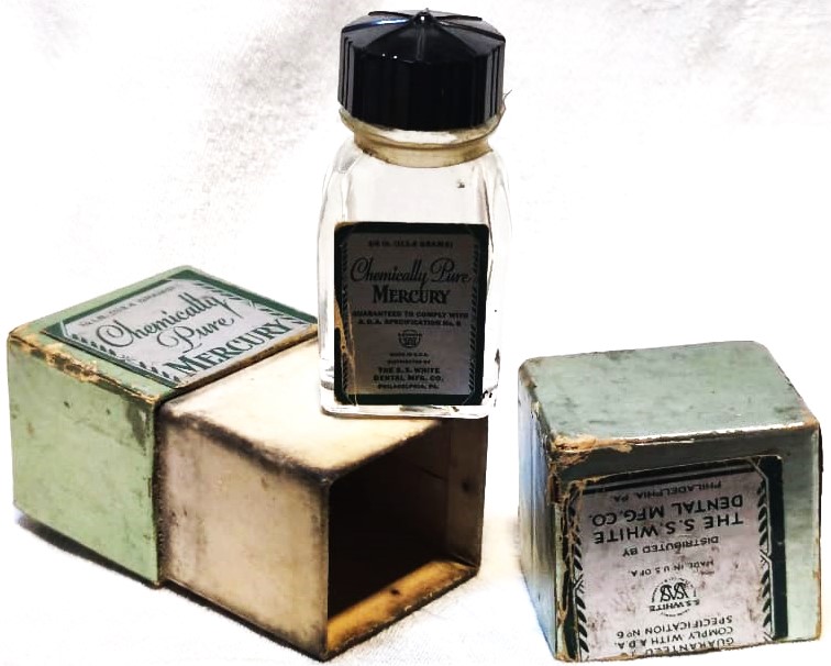 1910 CHEMİCALLY PURE MERCURY MEDİCİNE BOX KAPAKLI KUTU  İCERSİNDE BAKALİT KAPAKLI CAM SİSE CIVA İLAC KUTU